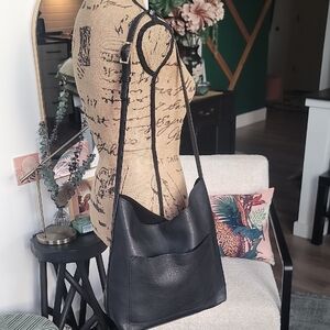 Sleek Black Faux Leather Tote Bucket Bag – Foldable Travel Carryall